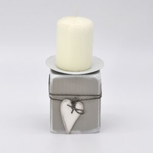 Kerzenhalter aus Holz mit Herz in grau/weiß