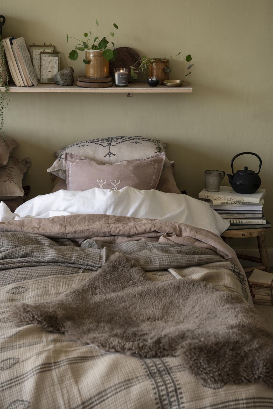 Ib Laursen Kissenhülle aus Leinen malva mit weißer Stickerei – Bild 3